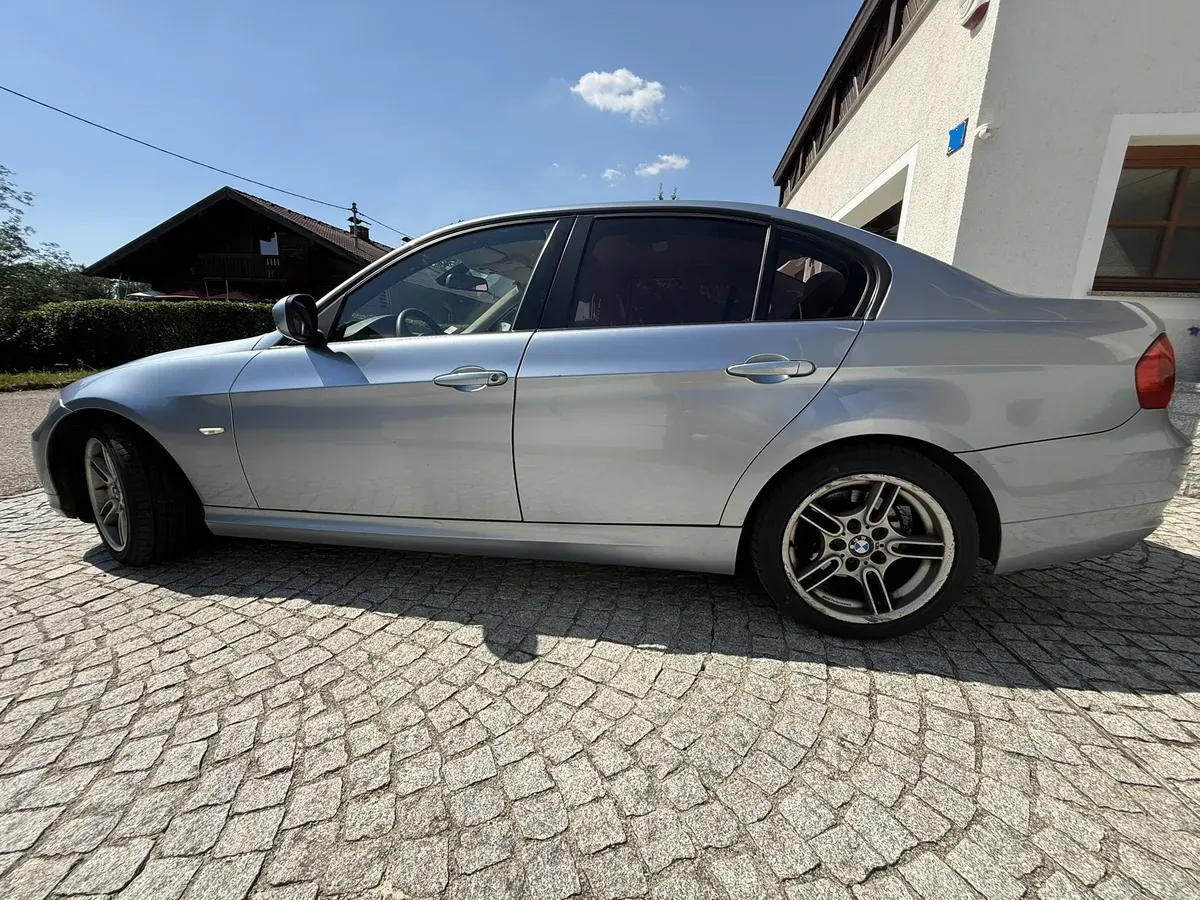 BMW 3Er-Reihe 318I 2010 photo 3