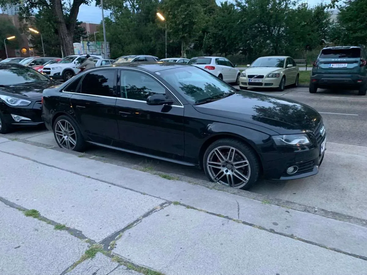 Audi A4 2011 photo 2