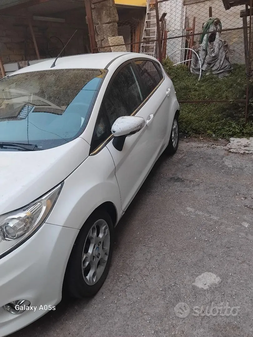Ford Fiesta 2012 photo 2