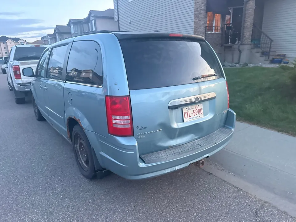 Chrysler Town & Country 2010 photo 3