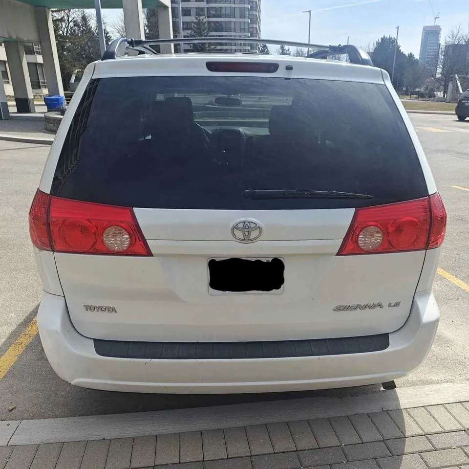 Toyota Sienna 2010 photo 4