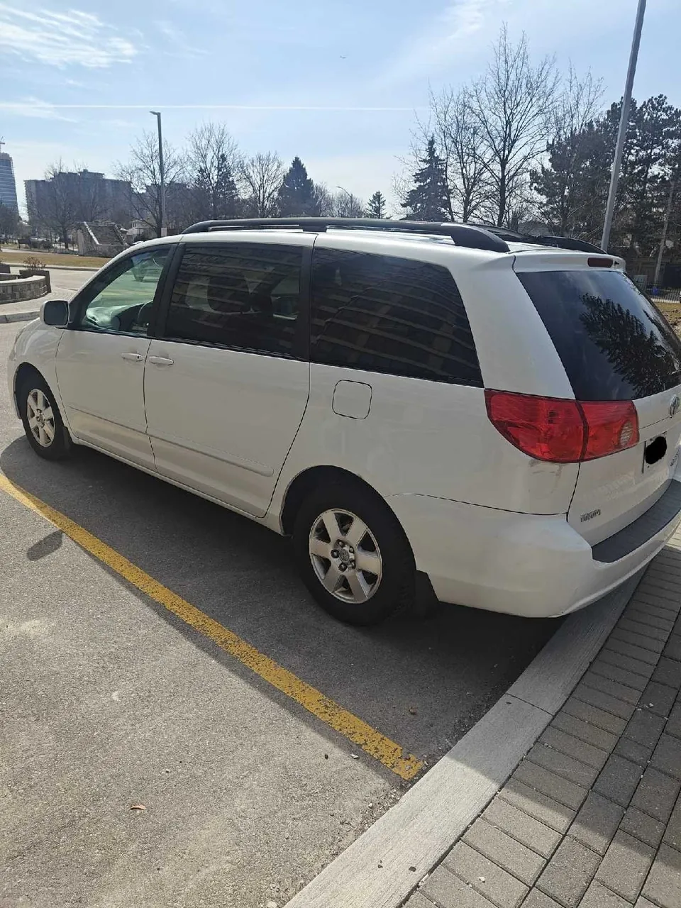 Toyota Sienna 2010 photo 3