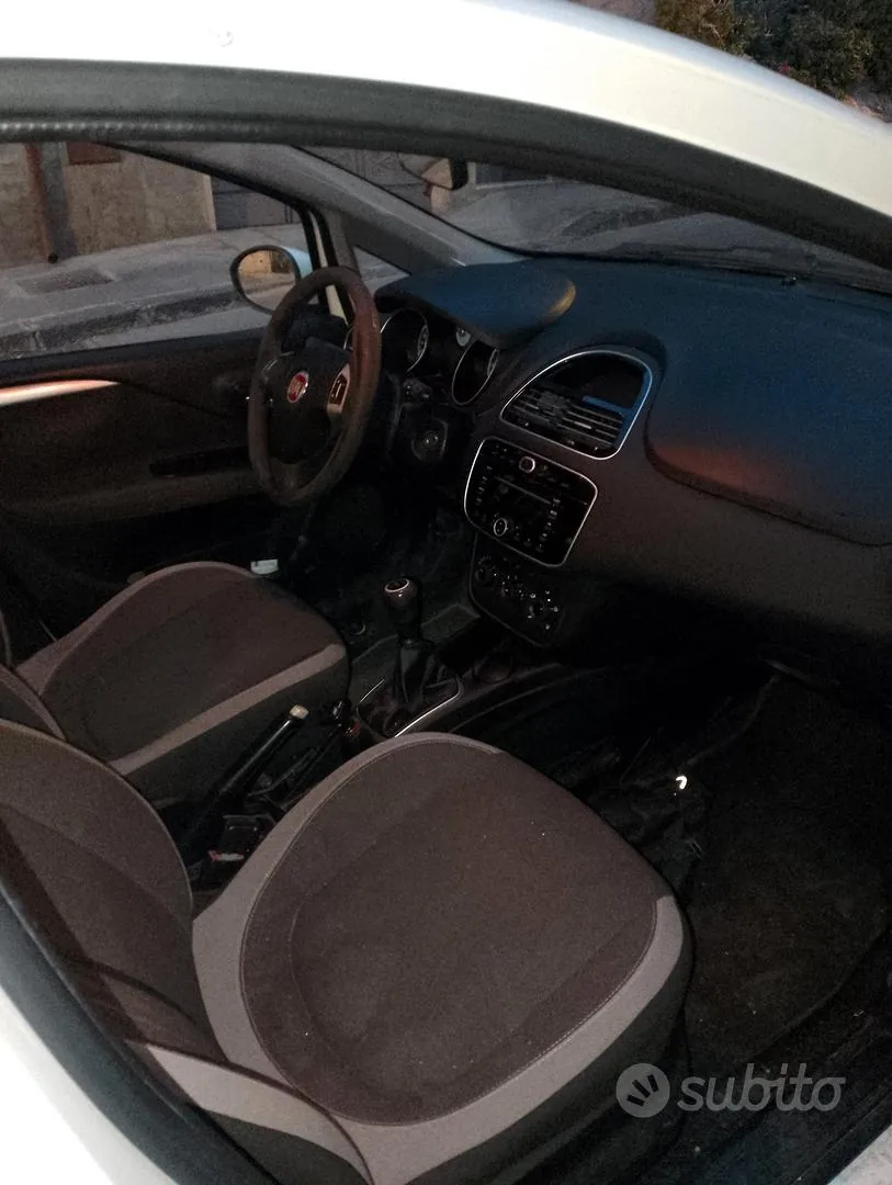 Fiat Grande Punto 2012 photo 4