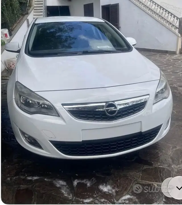 Opel Astra 2010 photo 2
