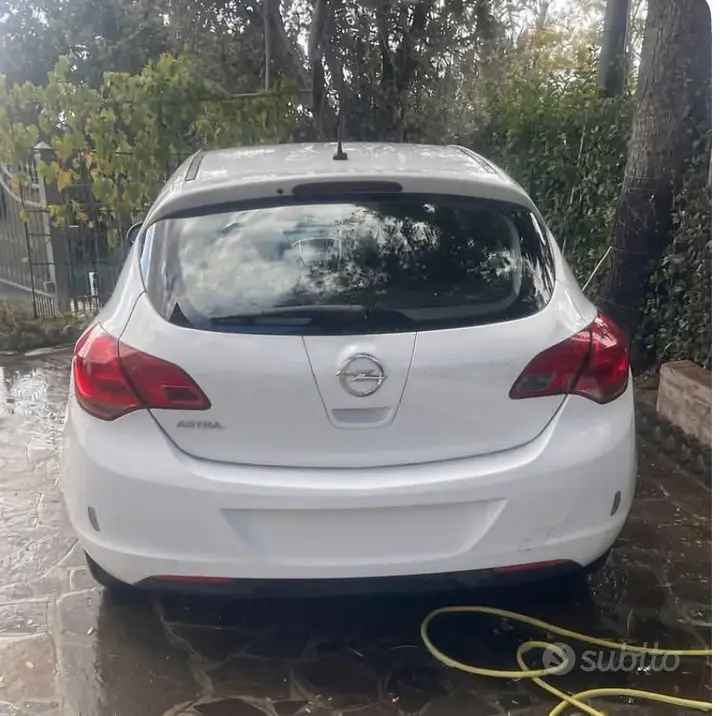 Opel Astra 2010 photo 3