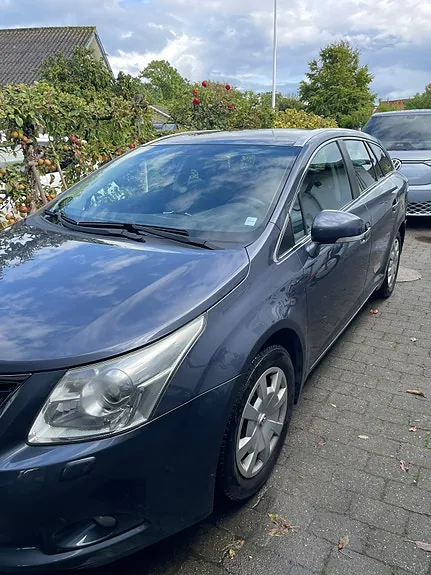 Toyota Avensis 2011 photo 2