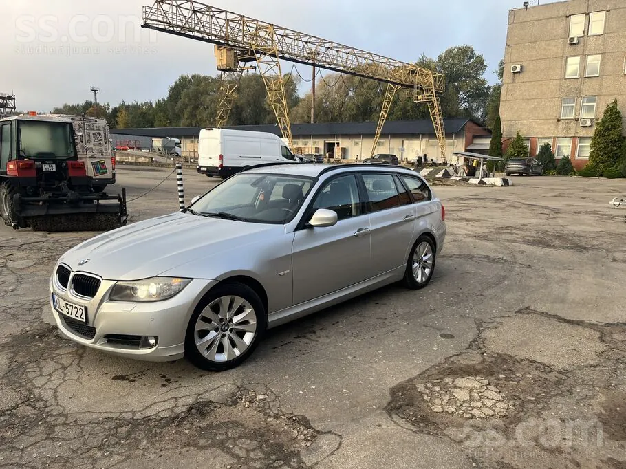 BMW 318 2010 photo 2