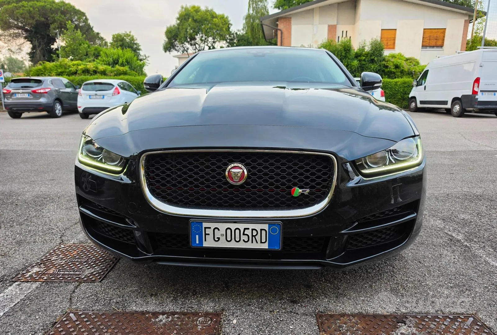 Jaguar Xe 2017 photo 2