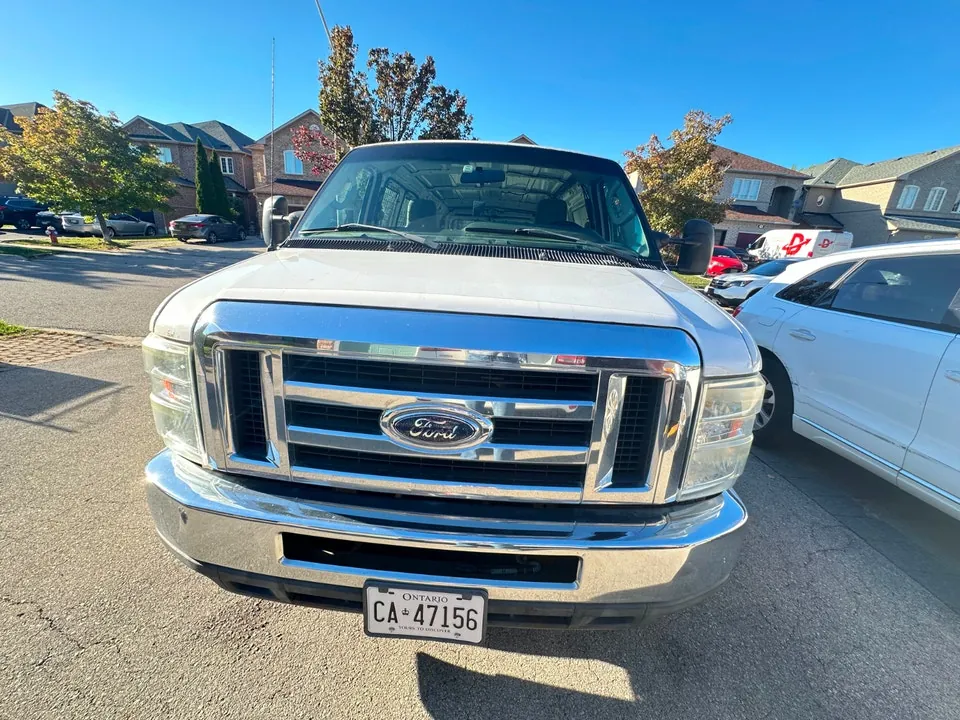 Ford E-350 2010 photo 2