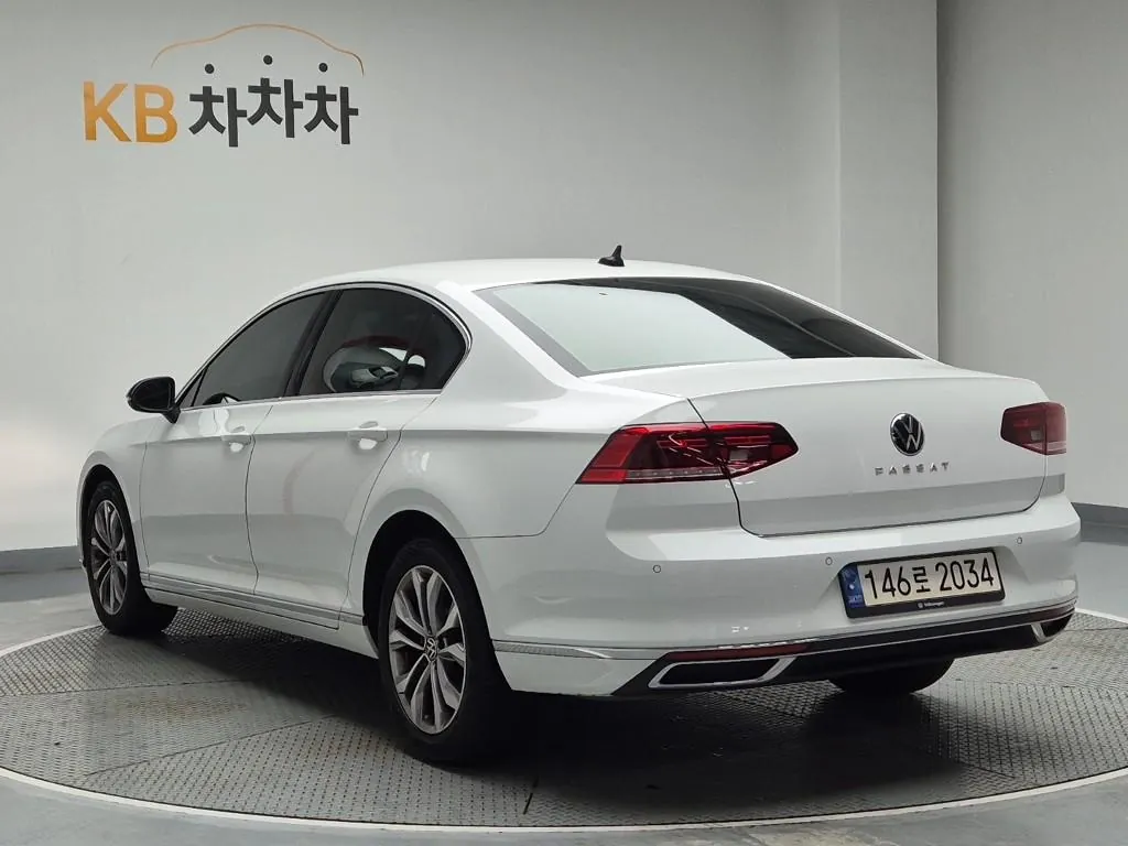 Volkswagen Passat 2022 photo 2