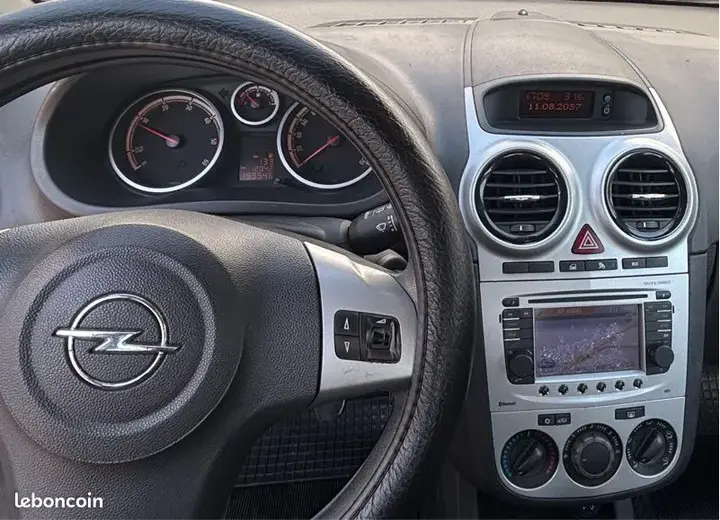 Opel Corsa 2012 photo 2
