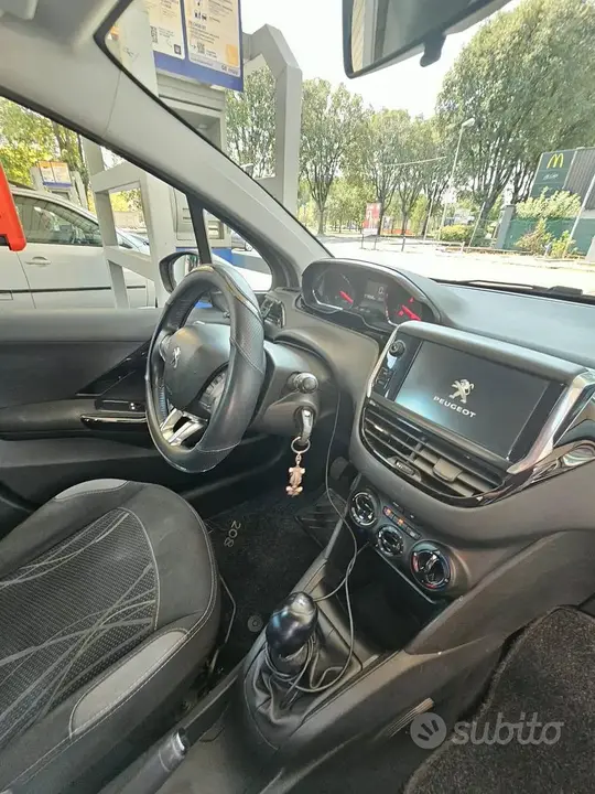 Peugeot 208 2015 photo 5