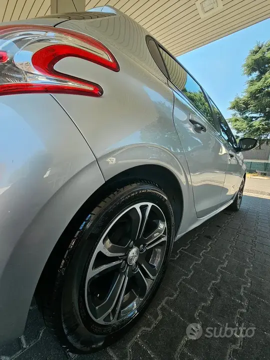 Peugeot 208 2015 photo 3
