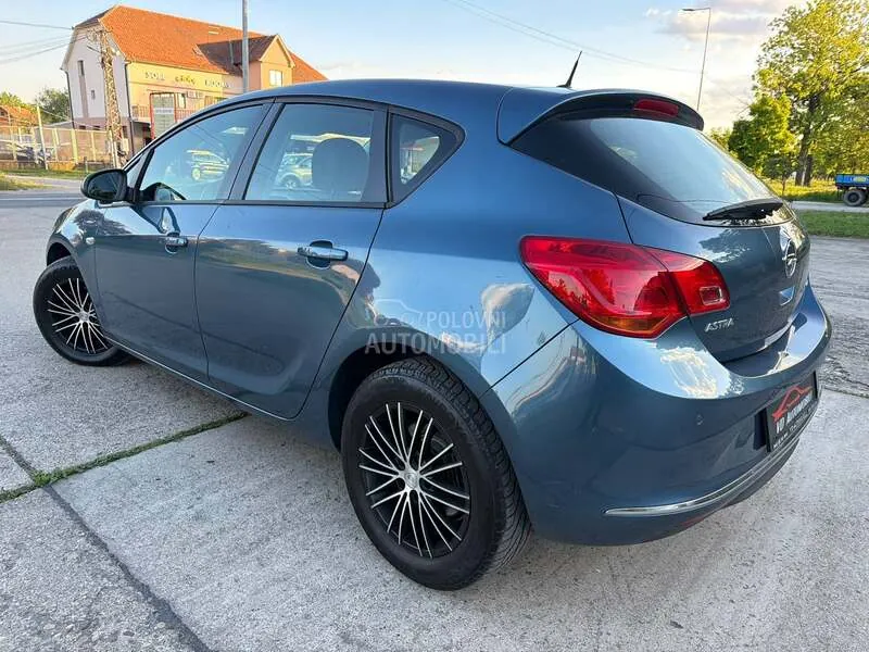 Opel Astra J 2013 photo 4