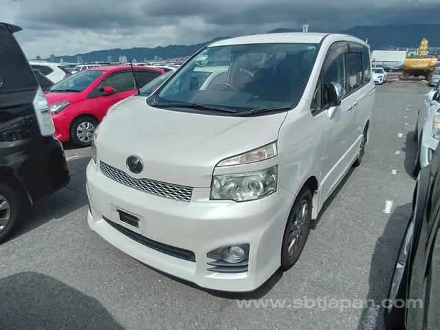 Toyota Voxy 2013 photo 2