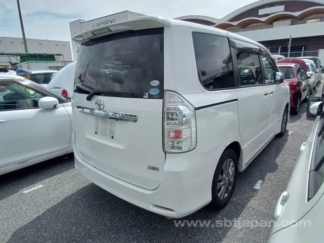 Toyota Voxy 2013 photo 4