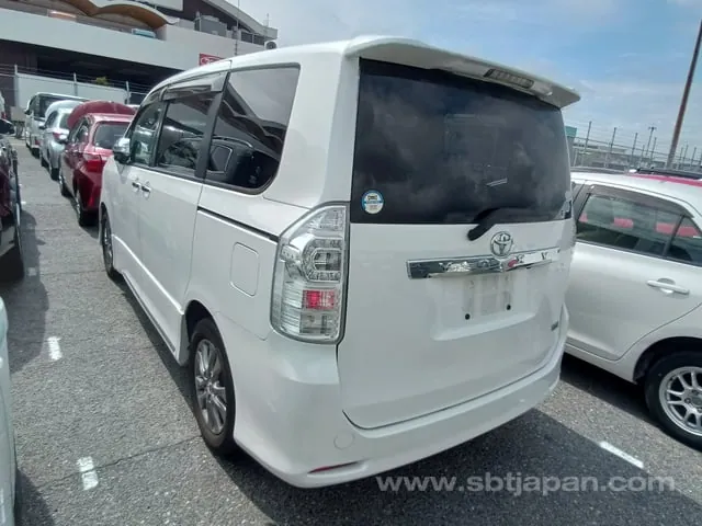 Toyota Voxy 2013 photo 3