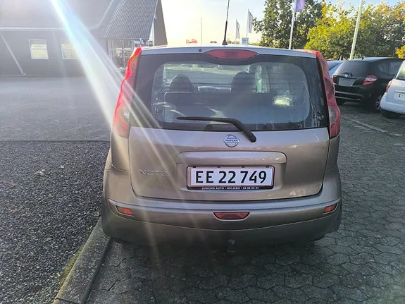 Nissan Note 2010 photo 4