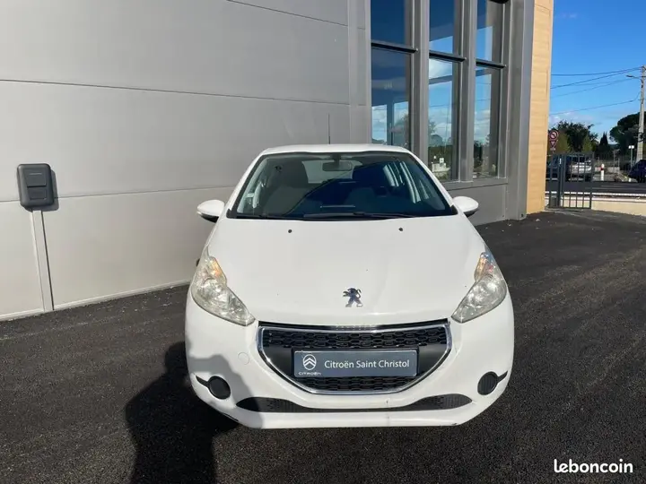 Peugeot 208 2013 photo 2