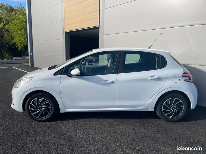 Peugeot 208 2013 photo 3