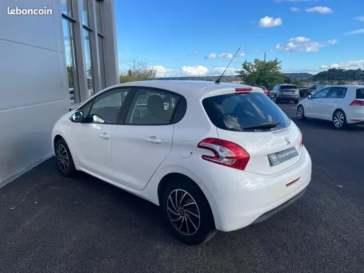 Peugeot 208 2013 photo 4