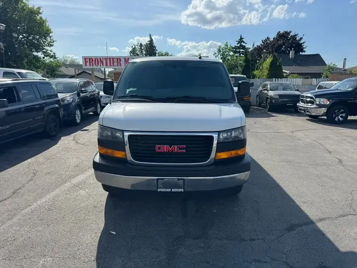 GMC Savana 2020 photo 2