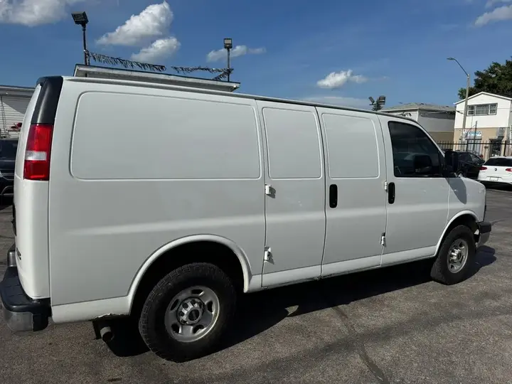 GMC Savana 2020 photo 5