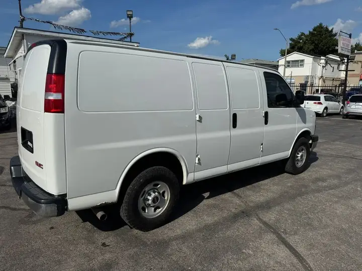 GMC Savana 2020 photo 4