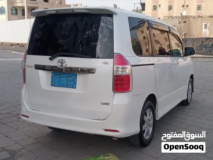 Toyota Voxy 2009 photo 3
