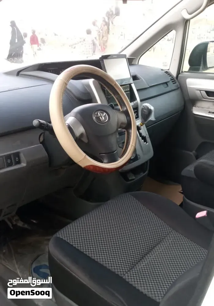 Toyota Voxy 2009 photo 4