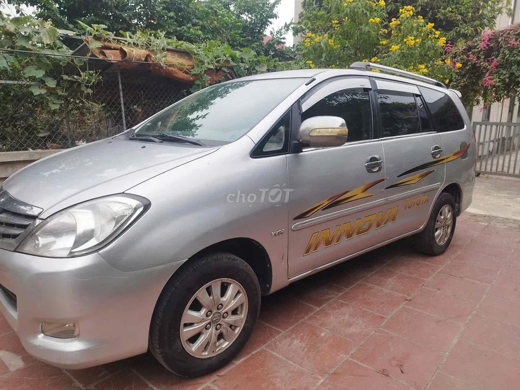 Toyota Innova 2010 photo 2