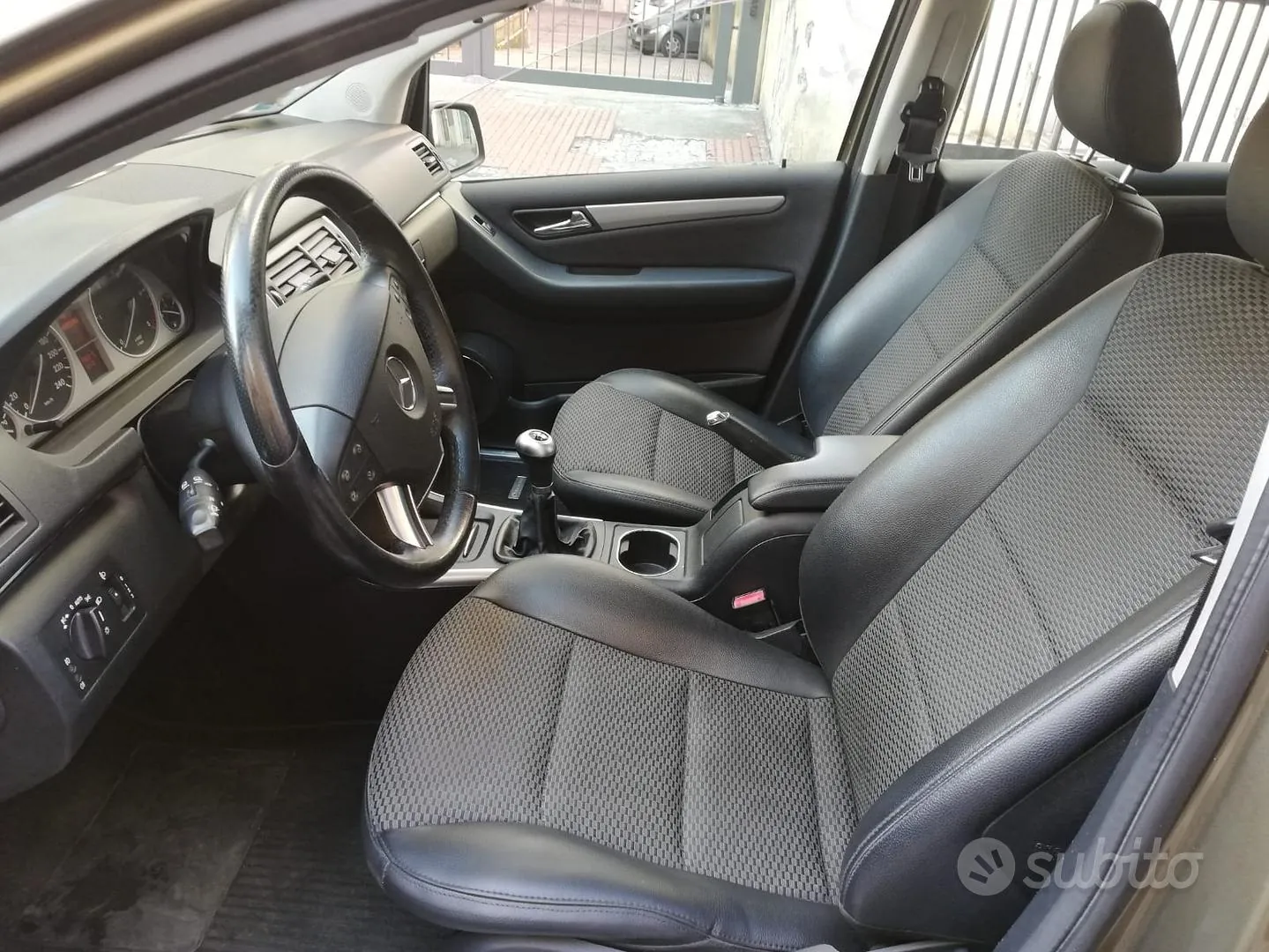 Mercedes-Benz B-Class 2011 photo 2