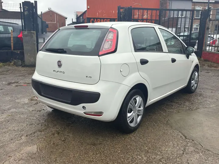 Fiat Punto 2011 photo 4