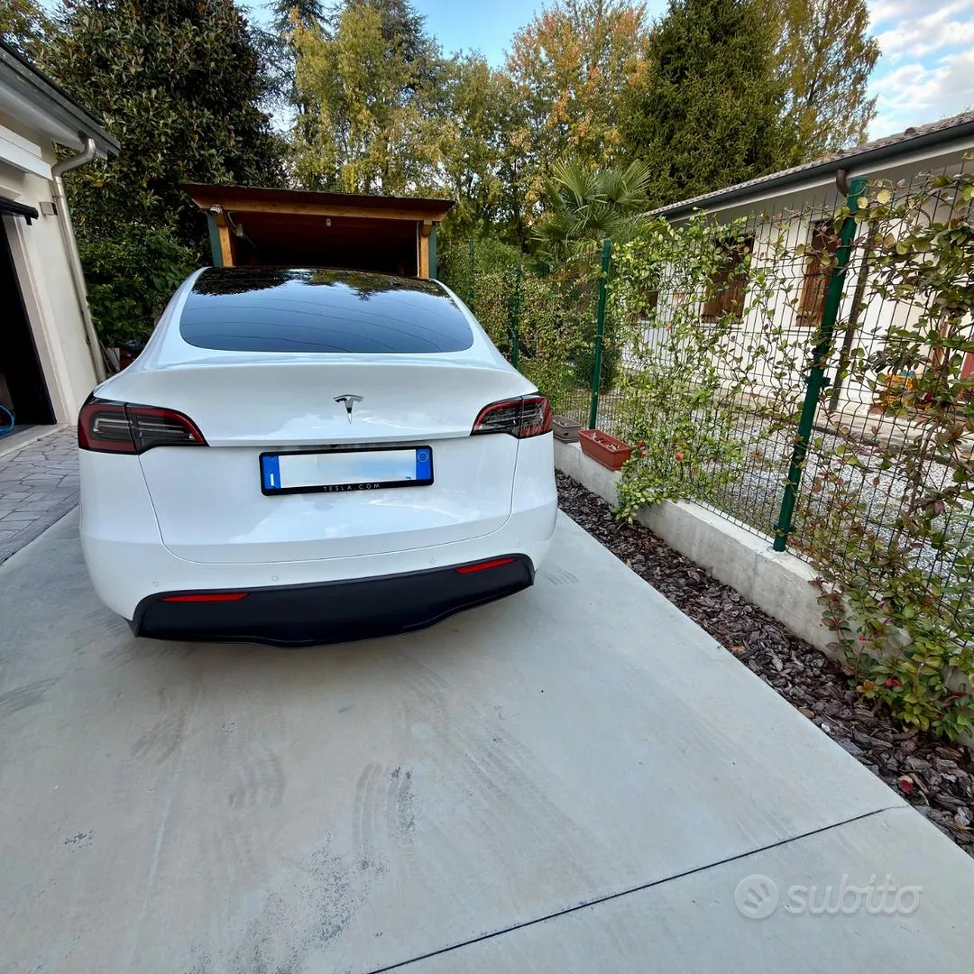 Tesla Model Y 2022 photo 2
