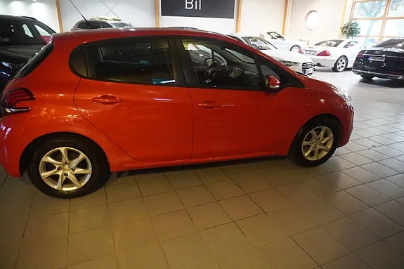 Peugeot 208 2018 photo 3