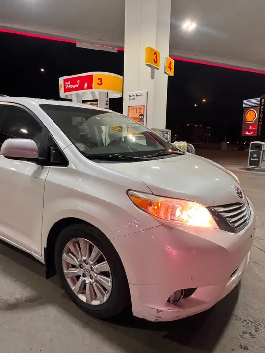 Toyota Sienna 2011 photo 2