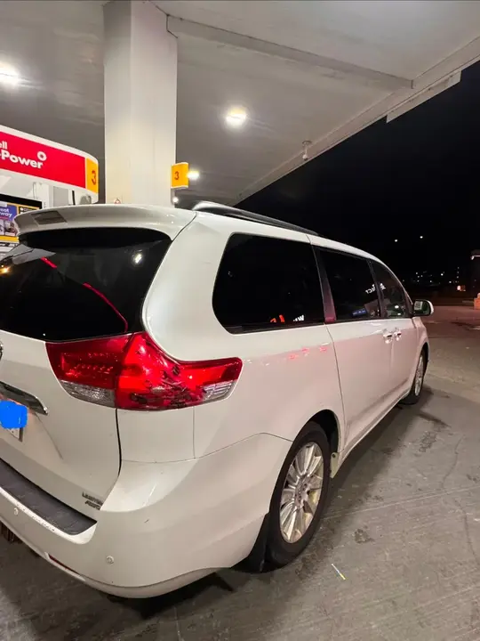 Toyota Sienna 2011 photo 4