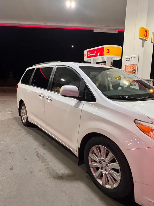 Toyota Sienna 2011 photo 3