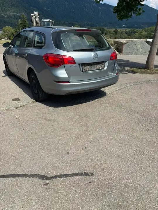 Opel Astra 2011 photo 2