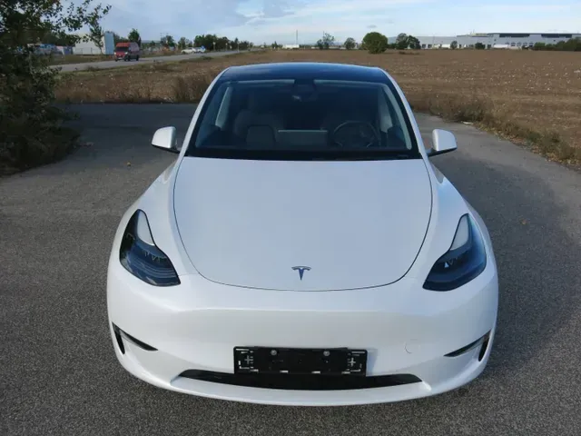 Tesla Model Y 2023 photo 3