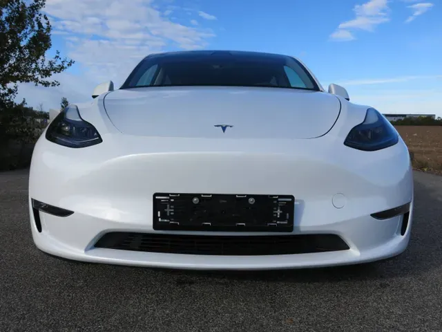Tesla Model Y 2023 photo 2