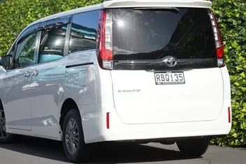 Toyota Voxy 2016 photo 4