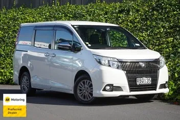 Toyota Voxy 2016 photo 2