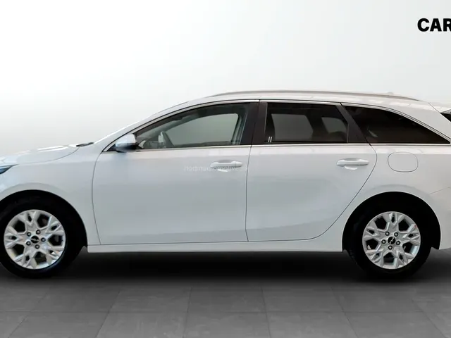 Kia Ceed Sw 2022 photo 2