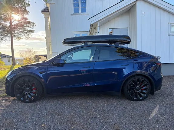 Tesla Model Y 2024 photo 2