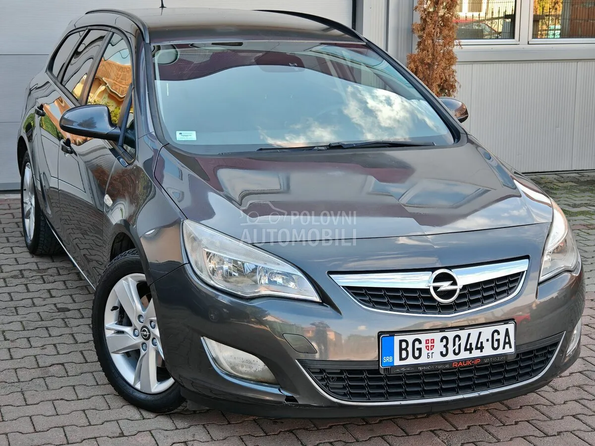 Opel Astra J 2011 photo 4