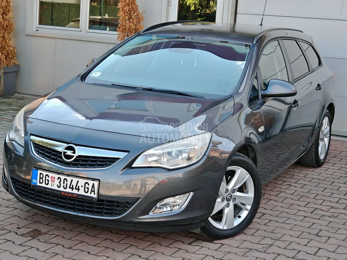 Opel Astra J 2011 photo 5