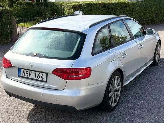 Audi A4 2011 photo 2