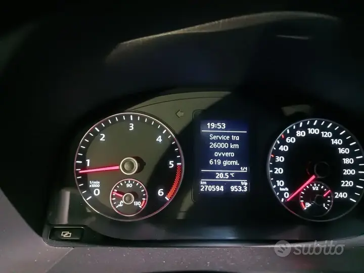 Volkswagen Touran 2011 photo 2