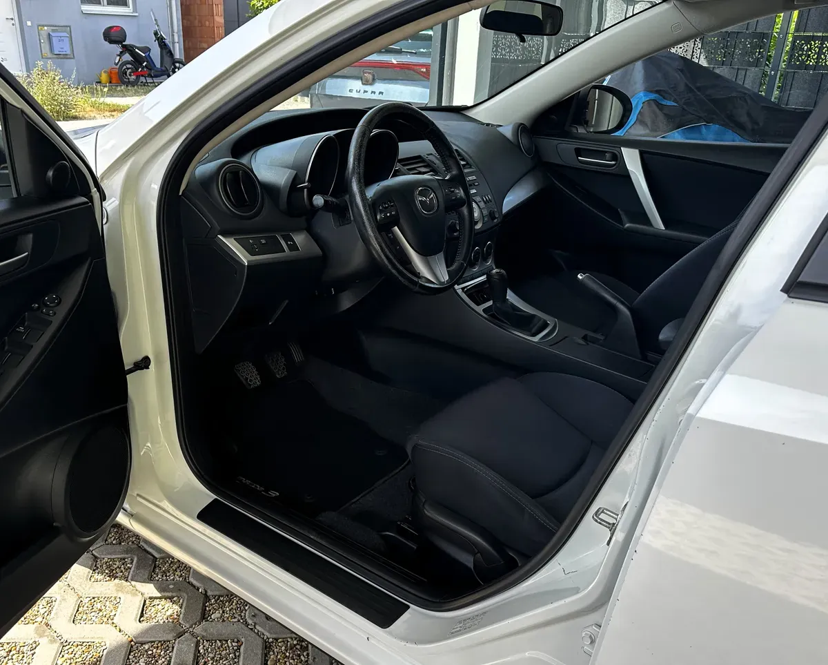 Mazda Mazda3 2011 photo 2
